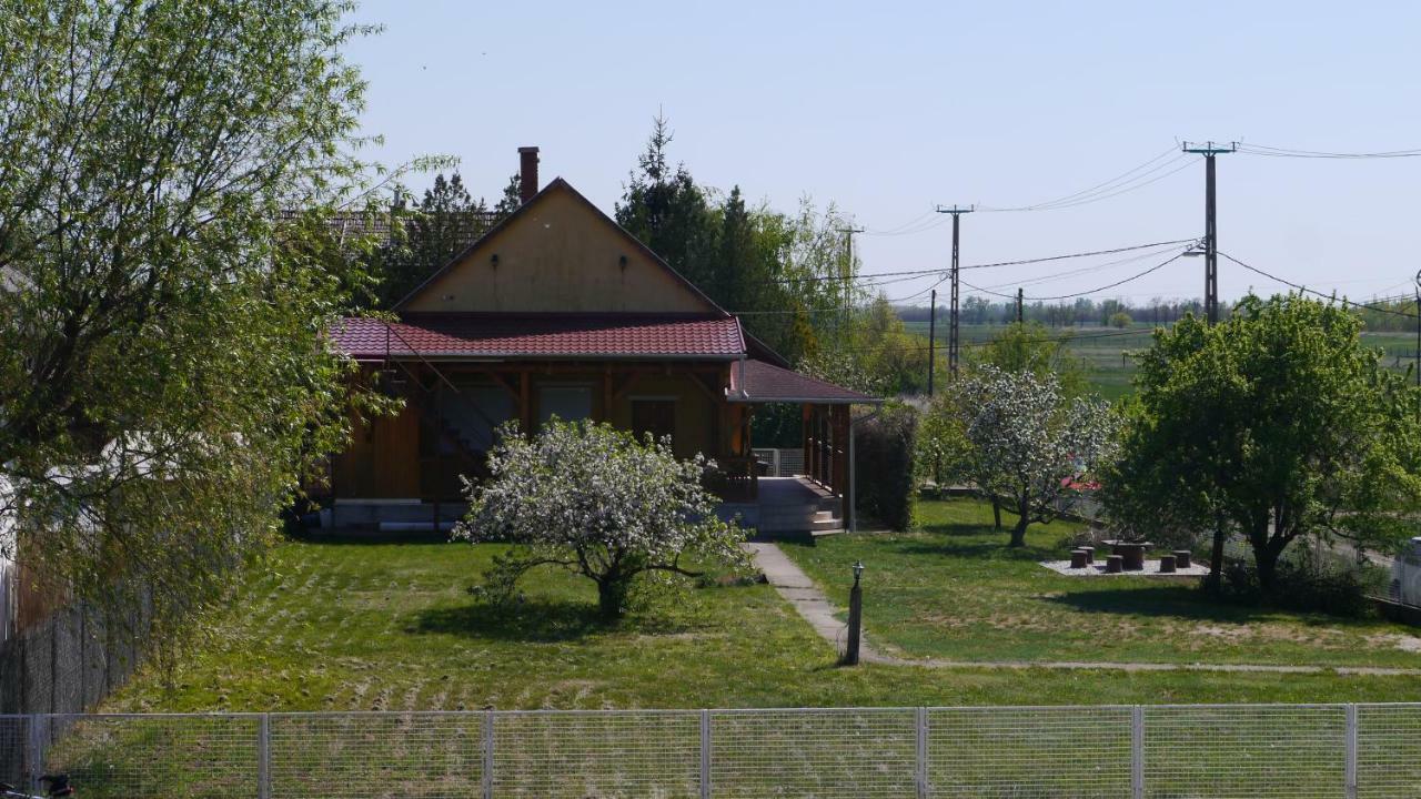 Oerveny Vendeghaz Otel Tiszafüred Dış mekan fotoğraf