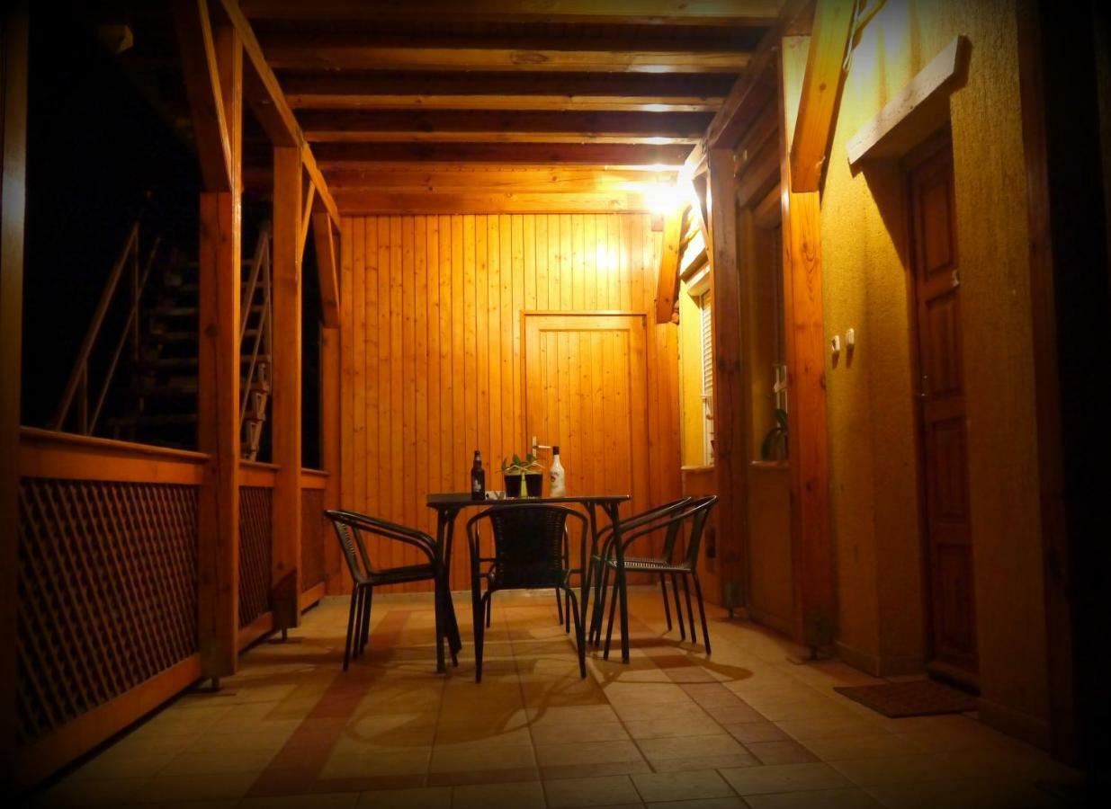 Oerveny Vendeghaz Otel Tiszafüred Dış mekan fotoğraf