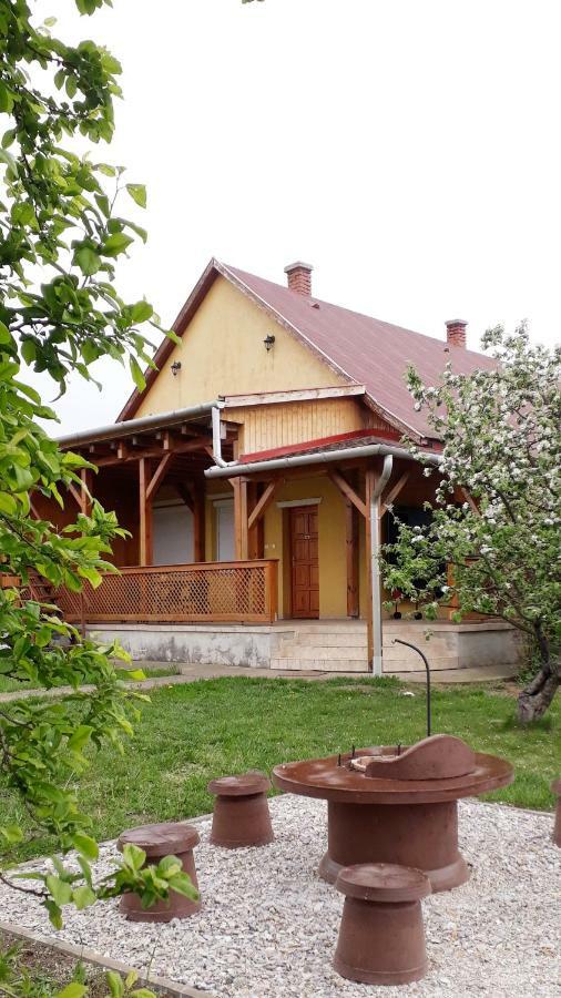 Oerveny Vendeghaz Otel Tiszafüred Dış mekan fotoğraf